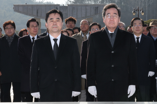 새로운미래 이낙연·김종민 공동대표가 7일 오전 광주 북구 운정동 국립 5·18민주묘지를 찾아 추모탑에 참배하고 있다.연합뉴스
